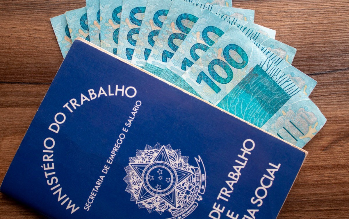 Renda do trabalho diminui desde 2017. Salário não chega a dois mínimos em metade dos empregos
